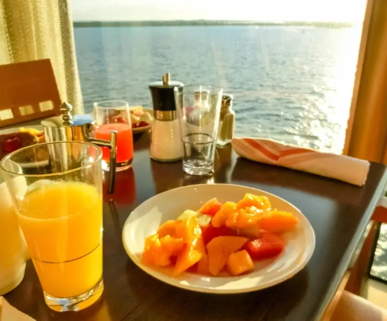 Café da manhã com vista para o mar